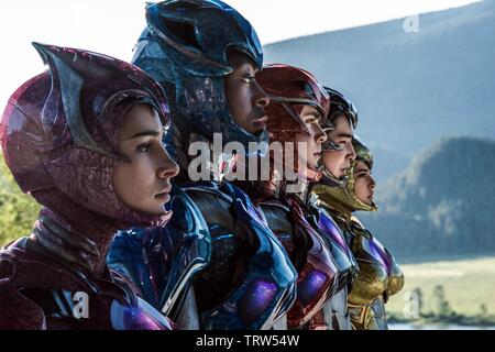 RJ CYLER, BECKY GOMEZ, NAOMI SCOTT, LUDI LIN und DACRE MONTGOMERY in Power Rangers (2017). Copyright: Nur die redaktionelle Nutzung. Kein Merchandising oder Buch deckt. Dies ist eine öffentlich verteilten Handzettel. Zugriffsrechte nur, keine Lizenz des Urheberrechts zur Verfügung gestellt. Nur in Verbindung mit Werbung für diesen Film. Credit: LIONSGATE/Marken/SABAN SABAN ENT/WALT DISNEY STUDIOS/Album Stockfoto