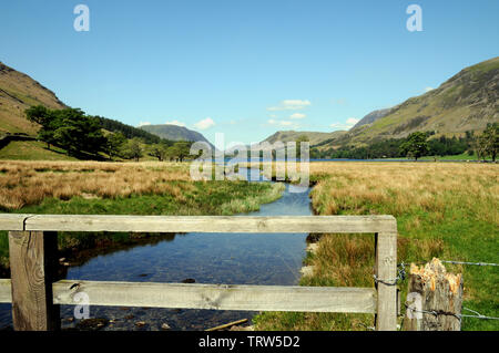 Blick aus dem öffentlichen Weg, der geht um Buttermere im englischen Lake District. Es ist 4,5 km und dauert ca. 2 - 3 Stunden, je nach stoppt. Stockfoto