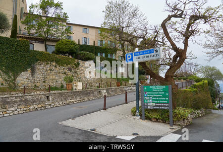 Mougins, Frankreich - April 03, 2019: Mougins ist eine Gemeinde im Südosten von Frankreich, ist ein großer Platz, der touristischen Attraktionen und es hat viele Kunst galleri Stockfoto