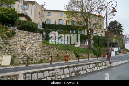 Mougins, Frankreich - April 03, 2019: Mougins ist eine Gemeinde im Südosten von Frankreich, ist ein großer Platz, der touristischen Attraktionen und es hat viele Kunst galleri Stockfoto