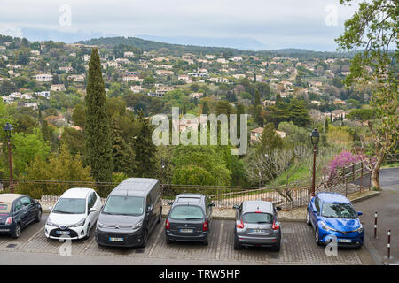 Mougins, Frankreich - April 03, 2019: Blick vom Hügel der Altstadt von Mougins Village mit Parkplatz im Vordergrund Stockfoto