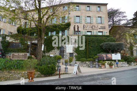 Mougins, Frankreich - April 03, 2019: Mougins ist eine Gemeinde im Südosten von Frankreich, ist ein großer Platz, der touristischen Attraktionen und es hat viele Kunst galleri Stockfoto