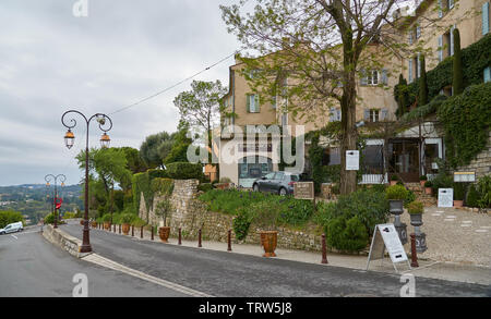 Mougins, Frankreich - April 03, 2019: Mougins ist eine Gemeinde im Südosten von Frankreich, ist ein großer Platz, der touristischen Attraktionen und es hat viele Kunst galleri Stockfoto