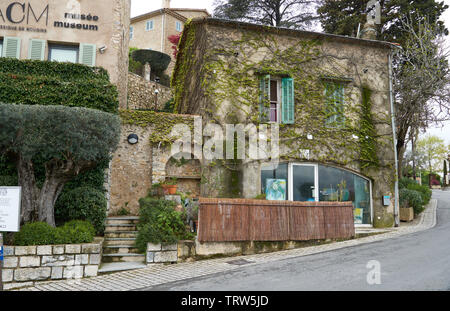 Mougins, Frankreich - April 03, 2019: Mougins ist eine Gemeinde im Südosten von Frankreich, ist ein großer Platz, der touristischen Attraktionen und es hat viele Kunst galleri Stockfoto