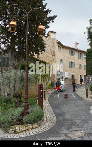 Mougins, Frankreich - April 03, 2019: Mougins ist eine Gemeinde im Südosten von Frankreich, ist ein großer Platz, der touristischen Attraktionen und es hat viele Kunst galleri Stockfoto