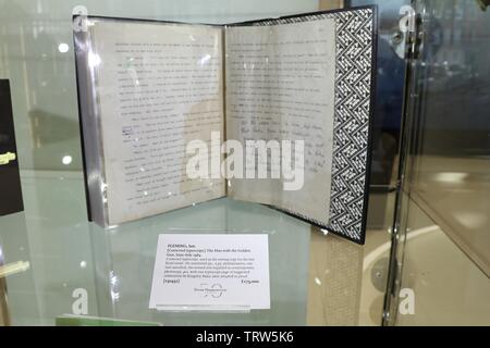 Jack Barclay Bentley Hosts James Bond Ausstellung; darunter zwei der ersten Bond Autos ab 11. Juni - 16. Juni in Mayfair, London, Großbritannien Stockfoto