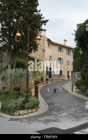 Mougins, Frankreich - April 03, 2019: Mougins ist eine Gemeinde im Südosten von Frankreich, ist ein großer Platz, der touristischen Attraktionen und es hat viele Kunst galleri Stockfoto