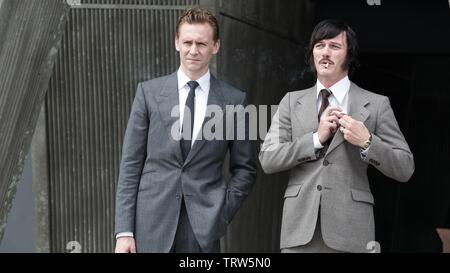 LUKE EVANS und TOM HIDDLESTON in High-rise (2015). Copyright: Nur die redaktionelle Nutzung. Kein Merchandising oder Buch deckt. Dies ist eine öffentlich verteilten Handzettel. Zugriffsrechte nur, keine Lizenz des Urheberrechts zur Verfügung gestellt. Nur in Verbindung mit Werbung für diesen Film. Credit: aufgenommene Bild FIRMA/BFI/FILM 4/Hanway Films/Geniale/Album Stockfoto