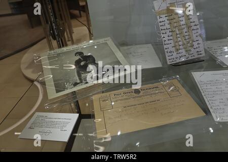 Jack Barclay Bentley Hosts James Bond Ausstellung; darunter zwei der ersten Bond Autos ab 11. Juni - 16. Juni in Mayfair, London, Großbritannien Stockfoto