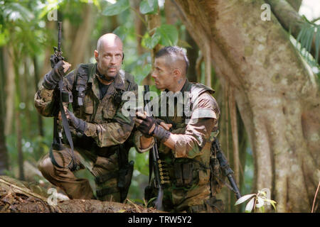 BRUCE WILLIS und Johnny Messner in Tränen der Sonne (2003). Copyright: Nur die redaktionelle Nutzung. Kein Merchandising oder Buch deckt. Dies ist eine öffentlich verteilten Handzettel. Zugriffsrechte nur, keine Lizenz des Urheberrechts zur Verfügung gestellt. Nur in Verbindung mit Werbung für diesen Film. Quelle: Columbia Pictures/Album Stockfoto