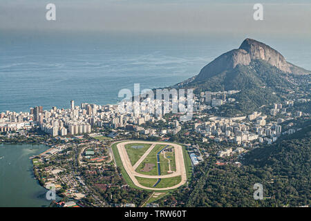 Blick auf die Stadt und den Jockey Club vom Berg Corcovado. Rio de Janeiro, Rio de Janeiro, Brasilien. Stockfoto