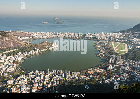 Lagoa Rodrigo de Freitas gesehen vom Berg Corcovado. Rio de Janeiro, Rio de Janeiro, Brasilien. Stockfoto