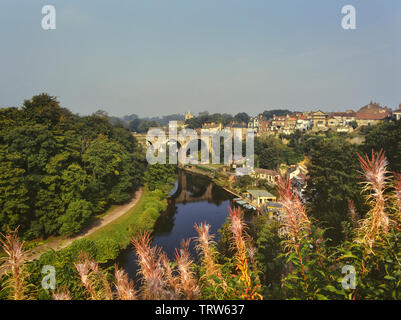 Ansicht des Flusses Nidd und den Viadukt von der Burg, Knaresborough, North Yorkshire, England, Großbritannien Stockfoto