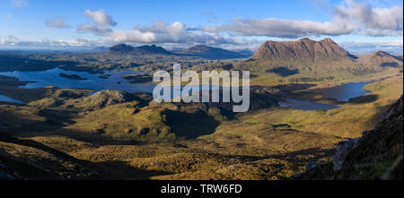 Panoramablick von Stac Pollaidh in Richtung Loch Sionascaig, Suilven, Canisp und Cul Mor, Assynt, Wester Ross und Sutherland, Highlands, Schottland suchen Stockfoto