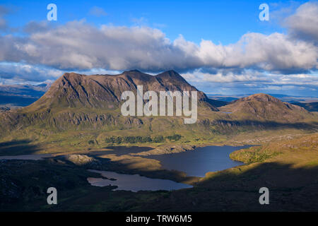 Blick von Stac Pollaidh gegen Cul Mor, Wester Ross, Highlands, Schottland Stockfoto