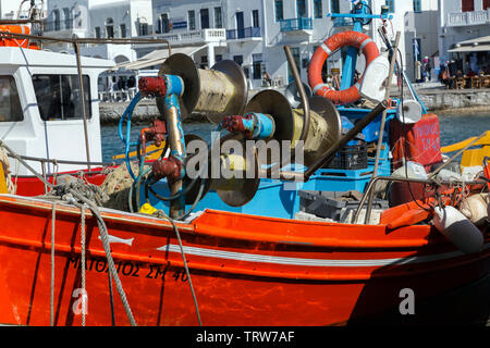 Nahaufnahme von einem bunten Fischerboot im Hafen von Mykonos. Stäbe, Fischernetze, Rollen, Stellen unter anderem Fanggerät. Stockfoto