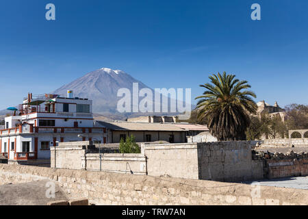 El Misti Vulkan gesehen vom Monasterio de Santa Catalina, Kloster, religiöse Gebäude in Arequipa, Peru, Südamerika Stockfoto