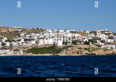 Blick von der Ägäis von Mykonos hang mit der berühmten Kato Mili Windmühle, spät an einem sonnigen Nachmittag. Stockfoto