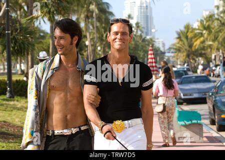 JIM CARREY und Rodrigo Santoro in ICH LIEBE DICH PHILLIP MORRIS (2009). Copyright: Nur die redaktionelle Nutzung. Kein Merchandising oder Buch deckt. Dies ist eine öffentlich verteilten Handzettel. Zugriffsrechte nur, keine Lizenz des Urheberrechts zur Verfügung gestellt. Nur in Verbindung mit Werbung für diesen Film. Quelle: Europa Corp./mad Chance/Album Stockfoto