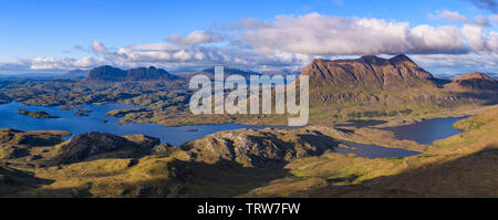 Panoramablick von Stac Pollaidh in Richtung Loch Sionascaig, Suilven, Canisp und Cul Mor, Assynt, Wester Ross und Sutherland, Highlands, Schottland suchen Stockfoto