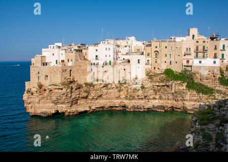 Panoramablick auf die Skyline der Stadt mit weissen Häusern von Polignano a Mare, die Stadt auf dem Felsen, Region Apulien, Italien, Europa. Reisen Konzept Hintergrund mit Blau Stockfoto