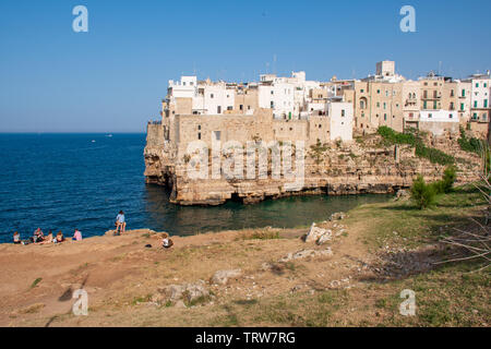 Panoramablick auf die Skyline der Stadt mit weissen Häusern von Polignano a Mare, die Stadt auf dem Felsen, Region Apulien, Italien, Europa. Reisen Konzept Hintergrund mit Blau Stockfoto