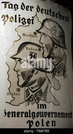 Ns-Propaganda. Poster der Schutzstaffel (SS), paramilitärischen Organisation unter Adolf Hitler und die NSDAP-Ära. Museum von Oskar Schindlers Fabrik. Krakau. Polen. Stockfoto