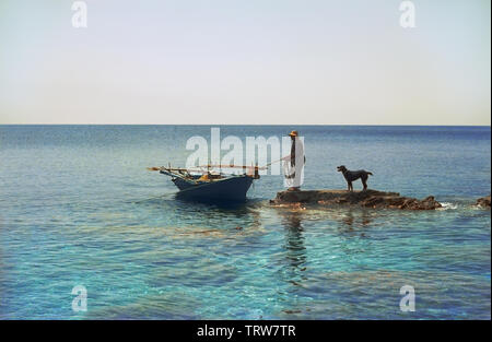 Galifos Bay auf Folegandros in der Kykladen, südliche Ägäis, Griechenland: alte Fischer sein Boot in einer ruhigen Meer, von seinem Hund bewacht, ca. 1982 Stockfoto