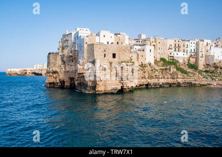 Panoramablick auf die Skyline der Stadt mit weissen Häusern von Polignano a Mare, die Stadt auf dem Felsen, Region Apulien, Italien, Europa. Reisen Konzept Hintergrund mit Blau Stockfoto