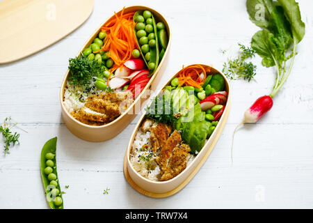 Japanische Bento Lunch Box mit Huhn, Reis und Gemüse Stockfoto