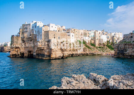 Panoramablick auf die Skyline der Stadt mit weissen Häusern von Polignano a Mare, die Stadt auf dem Felsen, Region Apulien, Italien, Europa. Reisen Konzept Hintergrund mit Blau Stockfoto