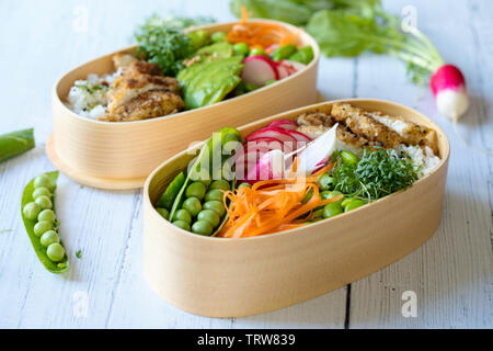 Japanische Bento Lunch Box mit Huhn, Reis und Gemüse Stockfoto