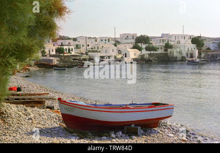 Die Bucht bei Karavostassi, Folegandros, südliche Ägäis, Griechenland, ca. 1982 Stockfoto