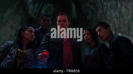 RJ CYLER, BECKY GOMEZ, NAOMI SCOTT, LUDI LIN und DACRE MONTGOMERY in Power Rangers (2017). Copyright: Nur die redaktionelle Nutzung. Kein Merchandising oder Buch deckt. Dies ist eine öffentlich verteilten Handzettel. Zugriffsrechte nur, keine Lizenz des Urheberrechts zur Verfügung gestellt. Nur in Verbindung mit Werbung für diesen Film. Credit: LIONSGATE/Marken/SABAN SABAN ENT/WALT DISNEY STUDIOS/Album Stockfoto