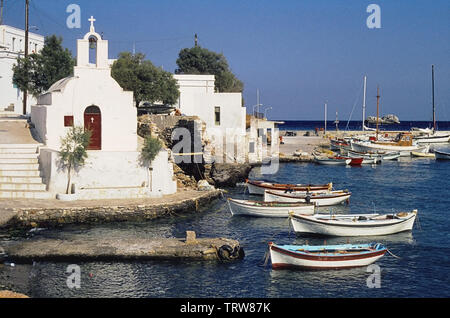 Der Hafen von Karavostassi, Folegandros, südliche Ägäis, Griechenland, ca. 1982 Stockfoto