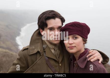 KIT HARINGTON und ALICIA VIKANDER im TESTAMENT DER JUGEND (2014). Copyright: Nur die redaktionelle Nutzung. Kein Merchandising oder Buch deckt. Dies ist eine öffentlich verteilten Handzettel. Zugriffsrechte nur, keine Lizenz des Urheberrechts zur Verfügung gestellt. Nur in Verbindung mit Werbung für diesen Film. Quelle: BBC Films/Album Stockfoto