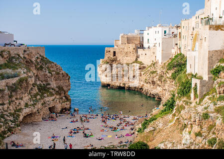 Panoramablick auf die Skyline der Stadt mit weißen Häusern und Strand, die Stadt auf dem Felsen, Region Apulien, Italien, Europa. Reisen Konzept Hintergrund mit blauen Meer Stockfoto