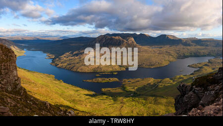 Panoramablick von Stac Pollaidh in Richtung Loch Lurgainn, Sgorr Tuath und Beinn eine Eoin, Coigach, Wester Ross, Highlands, Schottland suchen Stockfoto