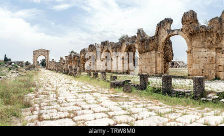 Römische Wasserleitungen und Straßen mit Triumphbogen von Hadrian, Al Bass archäologische Stätte, Reifen, Libanon Stockfoto