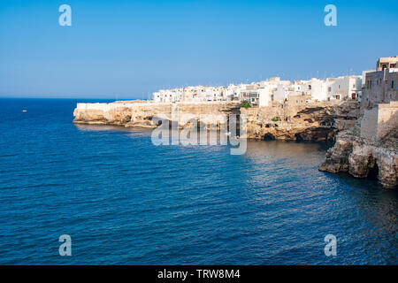 Panoramablick auf die Skyline der Stadt mit weissen Häusern von Polignano a Mare, die Stadt auf dem Felsen, Region Apulien, Italien, Europa. Reisen Konzept Hintergrund mit Blau Stockfoto