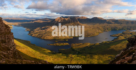 Panoramablick von Stac Pollaidh in Richtung Loch Lurgainn, Sgorr Tuath und Beinn eine Eoin, Coigach, Wester Ross, Highlands, Schottland suchen Stockfoto