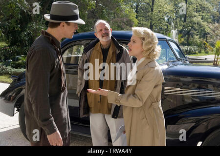 SCARLETT JOHANSSON, BRIAN DE PALMA und Josh Hartnett in die schwarze Dahlie (2006). Copyright: Nur die redaktionelle Nutzung. Kein Merchandising oder Buch deckt. Dies ist eine öffentlich verteilten Handzettel. Zugriffsrechte nur, keine Lizenz des Urheberrechts zur Verfügung gestellt. Nur in Verbindung mit Werbung für diesen Film. Quelle: UNIVERSAL PICTURES/KONOW, ROLF/Album Stockfoto