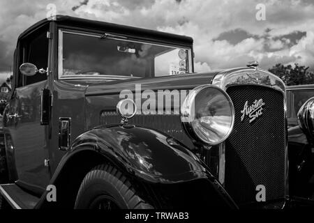 Schwarz-weiß-Bild eines klassischen Vintage Austin sechs Autos mit der oberen Karosserie, Kühlergrill, Scheinwerfer und Windschutzscheibe. Stockfoto