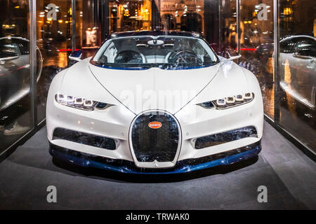 Das Fahrzeug von der Ausstellung „Chiron Super Sport“ in der Vitrine, Night, Strasbourg, Elsass, Frankreich, Europa, Stockfoto