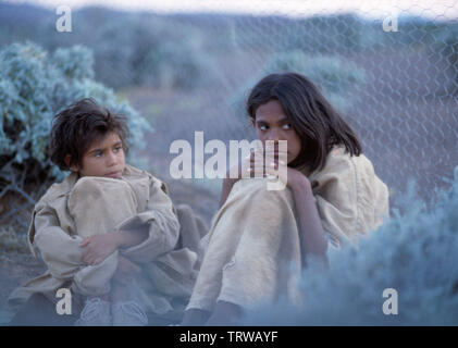 RABBIT-PROOF FENCE (2002). Copyright: Nur die redaktionelle Nutzung. Kein Merchandising oder Buch deckt. Dies ist eine öffentlich verteilten Handzettel. Zugriffsrechte nur, keine Lizenz des Urheberrechts zur Verfügung gestellt. Nur in Verbindung mit Werbung für diesen Film. Credit: RUMBARALA FILME/OLSEN ABGABE/HANWAY/AUSTRALIAN FILM FINANCE/Album Stockfoto