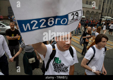 Moskau, Russland. 12 Juni, 2019 Demonstranten sammeln, wie Sie an Unbefugte März gegen die angebliche Straffreiheit der Strafverfolgungsbehörden in Moskau am 12. Juni 2019 zu protestieren. Ein Mann hält ein Plakat fordert die sorgfältige Anwendung der 228 Artikel des Strafgesetzbuches der RF Stockfoto