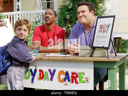 EDDIE MURPHY und JEFF GARLIN in DADDY DAY CARE (2003). Copyright: Nur die redaktionelle Nutzung. Kein Merchandising oder Buch deckt. Dies ist eine öffentlich verteilten Handzettel. Zugriffsrechte nur, keine Lizenz des Urheberrechts zur Verfügung gestellt. Nur in Verbindung mit Werbung für diesen Film. Quelle: 20th Century Fox/Album Stockfoto