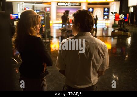 JAKE GYLLENHAAL und Rene Russo in NIGHTCRAWLER (2014). Copyright: Nur die redaktionelle Nutzung. Kein Merchandising oder Buch deckt. Dies ist eine öffentlich verteilten Handzettel. Zugriffsrechte nur, keine Lizenz des Urheberrechts zur Verfügung gestellt. Nur in Verbindung mit Werbung für diesen Film. Credit: FETT FILME/Album Stockfoto