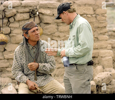 RON HOWARD und Tommy Lee Jones in DER FEHLENDEN (2003). Copyright: Nur die redaktionelle Nutzung. Kein Merchandising oder Buch deckt. Dies ist eine öffentlich verteilten Handzettel. Zugriffsrechte nur, keine Lizenz des Urheberrechts zur Verfügung gestellt. Nur in Verbindung mit Werbung für diesen Film. Quelle: Columbia Pictures/REED, ELI/Album Stockfoto