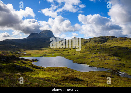 Suilven und Loch na h-Airigh Fraoich entlang dem Wanderweg von Glencanisp Lodge, Assynt, Sutherland, Highlands, Schottland Stockfoto